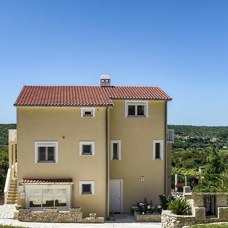 Апартаменты Haus Lilli Mit Pool Ражанац Экстерьер фото