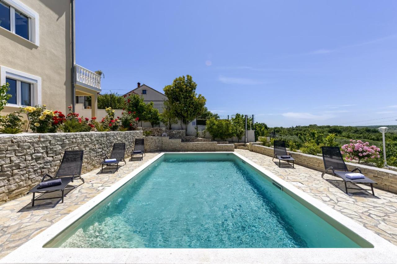 Апартаменты Haus Lilli Mit Pool Ражанац Экстерьер фото