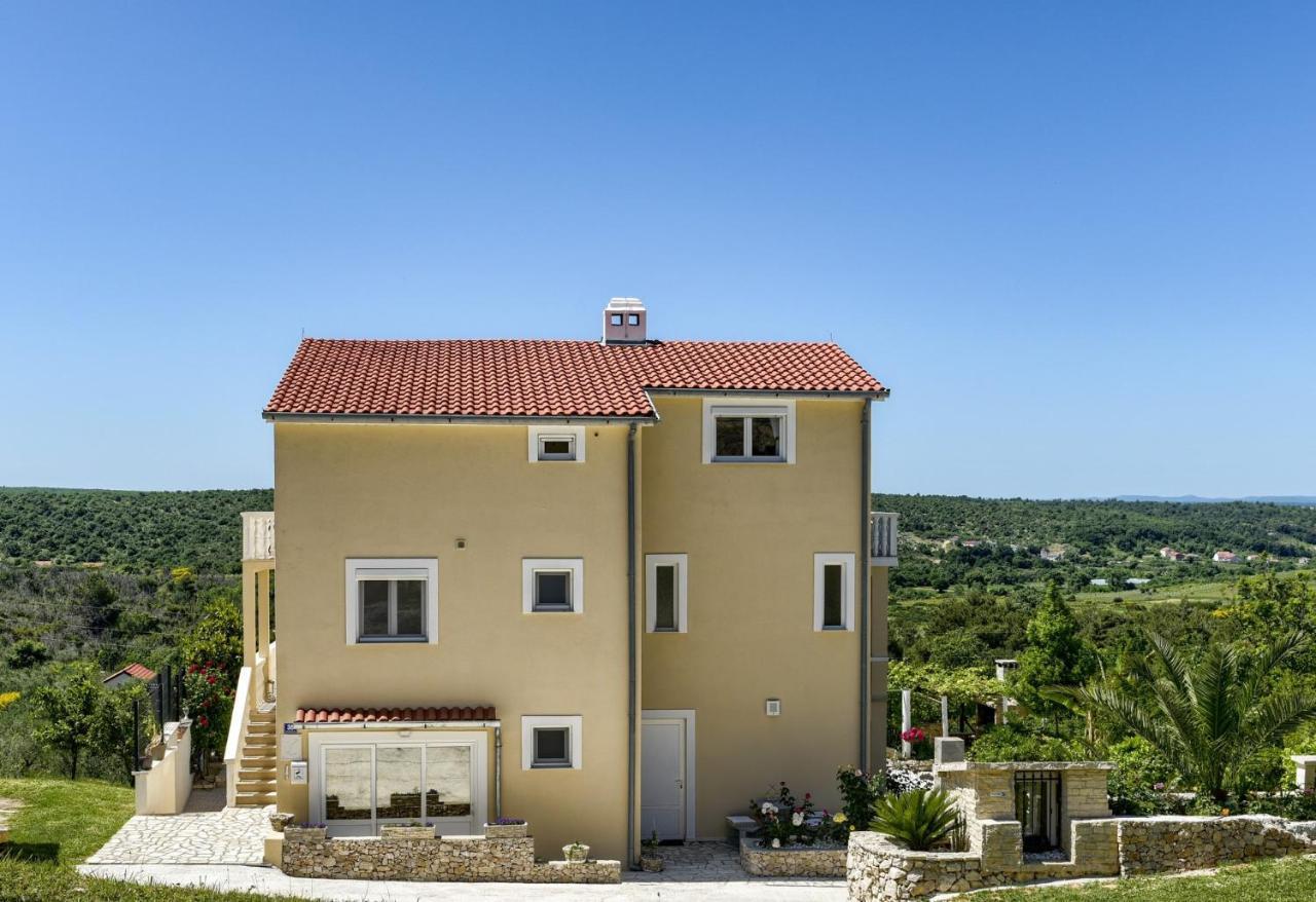 Апартаменты Haus Lilli Mit Pool Ражанац Экстерьер фото