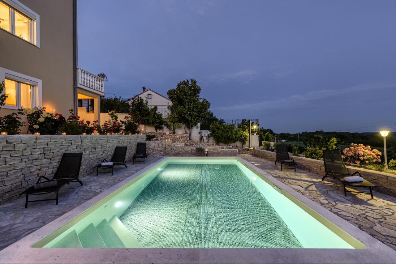Апартаменты Haus Lilli Mit Pool Ражанац Экстерьер фото